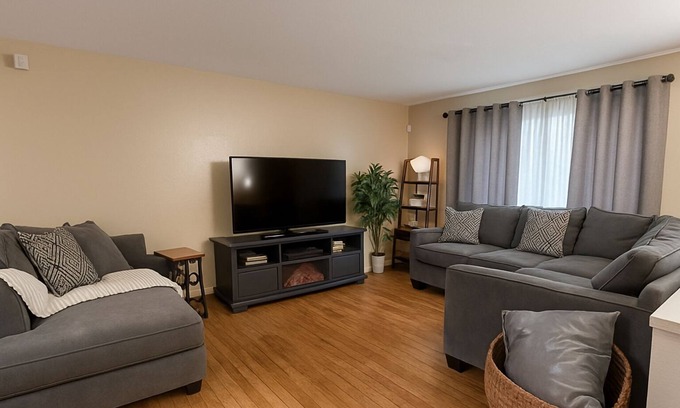 North Chicago Casa | Comfortable 2 bedroom house near Great Lakes Navy Base ideal for families