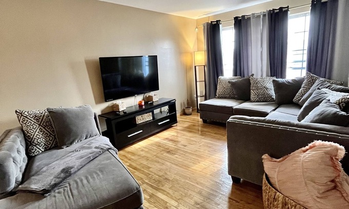 North Chicago Casa | Comfortable 2 bedroom house near Great Lakes Navy Base ideal for families
