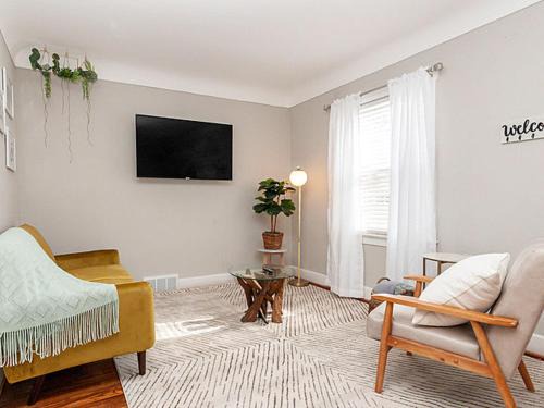 Hazel Park Casa | Comfortable 2 Bedroom Home in Hazel Park