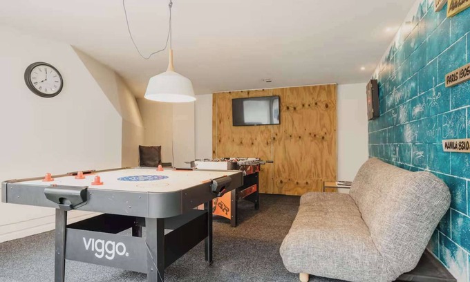 Burnside Apartamento | Comfortable 2BR w/ Hot Tub | Close to Airport