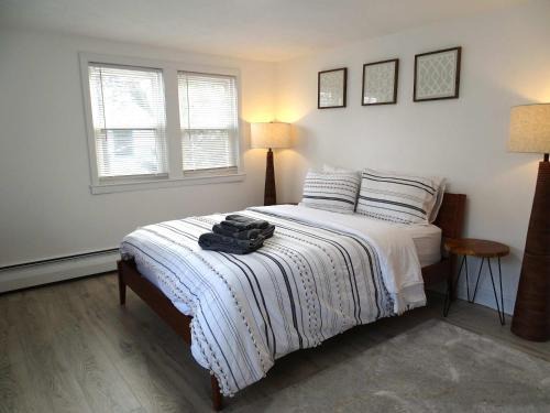 Wayland Apartamento | Comfortable 3 Bed Apt in Quiet Neighborhood