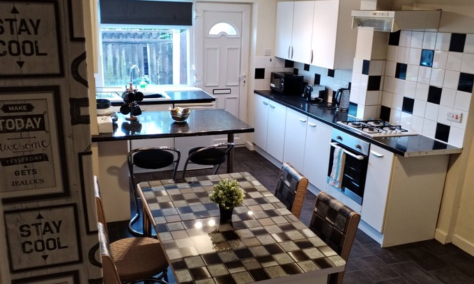 Hucknall Casa | Comfortable 4-bed House in Hucknall, Nottingham