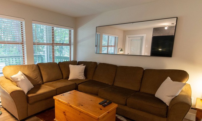 Whistler Cay Heights Condominio | Comfortable and Colourful Whistler Village Condo