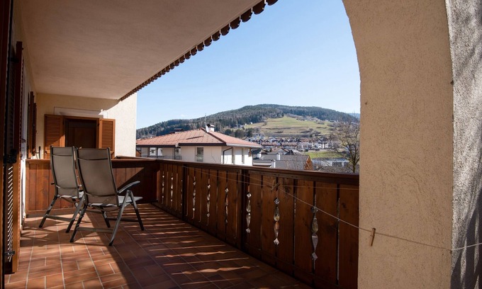 Lajen Apartamento | Cómodo apartamento 3 "Zur Sonne" con vistas a la montaña, jardín y Wi-Fi