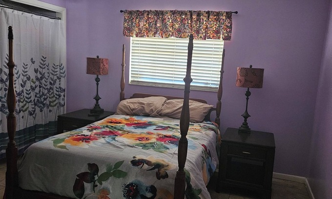 Winter Haven Casa | Comfortable bedroom and house to stay in w/ swimming pool.