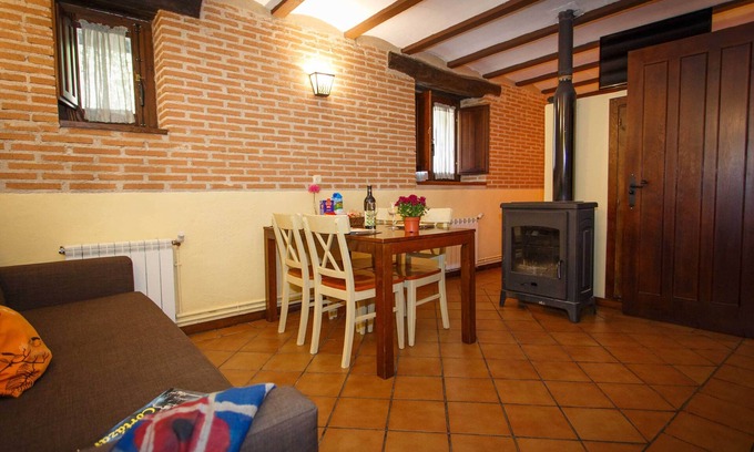 Robregordo Apartamento | Comodo apartamento de 1 dormitorio y sofa cama en planta baja con chimenea.