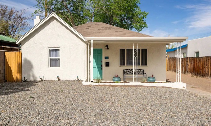 Nob Hill Casa | Comfortable Beds+Work Space+Fenced Yard+Full Kitchen+Fire pit+Cookies