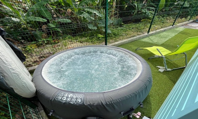 Trois-Rivieres Casa | Comfortable bungalow with pool and jacuzzi