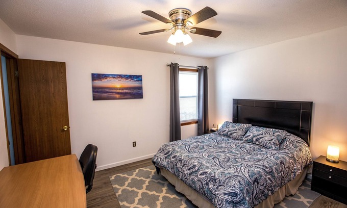 Merriam Casa | ⭐️Comfortable✅Clean✅ Central✅!Stylish✅!PetFriendly⭐️Backyard⭐️Grill