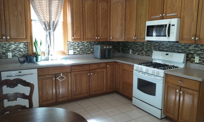 Ridgefield Park Casa | Comfortable, Convenient to NY 2-Bedroom House with Large Yard and Parking