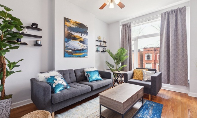 Grand Boulevard Condominio | Comfortable Condo in the Heart of Bronzeville by RedAwning