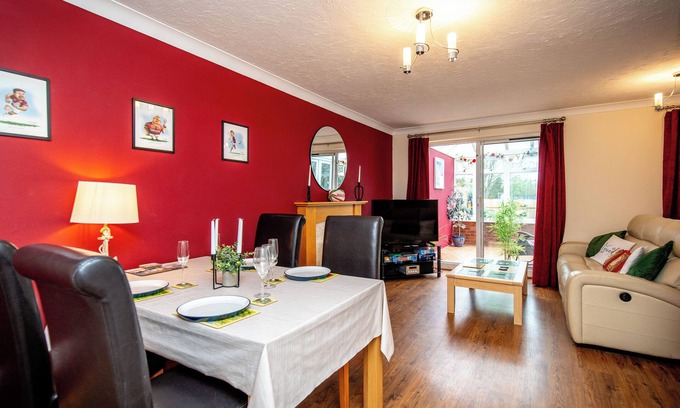 Crynant Casa | Comfortable, Cosy & Spacious Entire Holiday home in Llanelli. Pet Friendly.