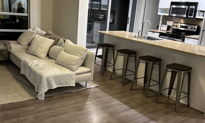 Connaught Condominio | Comfortable, cozy modern condo 2 bedrooms, 2 bath and an office. Great location.