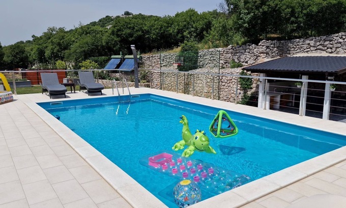 Praputnjak Villa | Comfortable Croatian villa with pool, billiard, basketball court, darts, bicycle