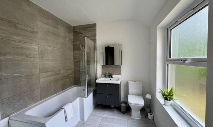 Moseley Casa | Comfortable family-friendly four bedroom house