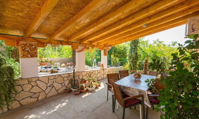 Dramalj Apartamento | Cómodo apartamento con vistas al mar, zona de barbacoa, jardín, aparcamiento privado