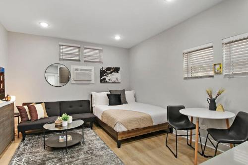 Lakewood-Balmoral Apartamento | Comfortable & Furnished Studio Apt with Wi-Fi - Magnolia CH