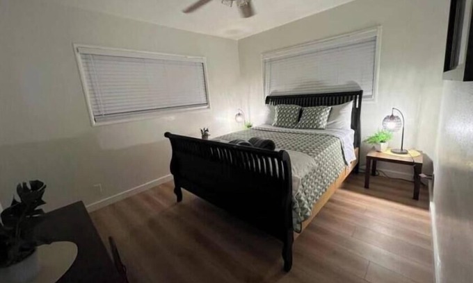 Rialto Casa | Comfortable getaway 3 bedroom with free Wi-Fi.