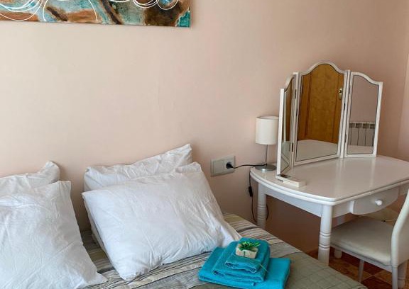 Beniarjo Casa | Comfortable guest room with balcony