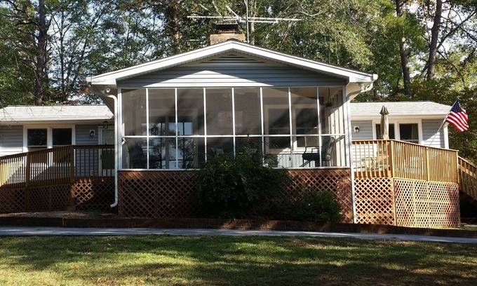 Anderson Casa | Cómoda casa Lago Hartwell en el aterrizaje verde estanque