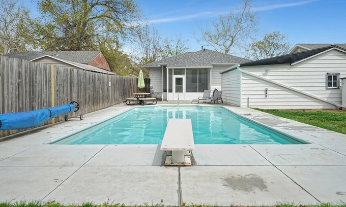 Lincoln Casa | Comfortable Home Away with Wi-fi + Po