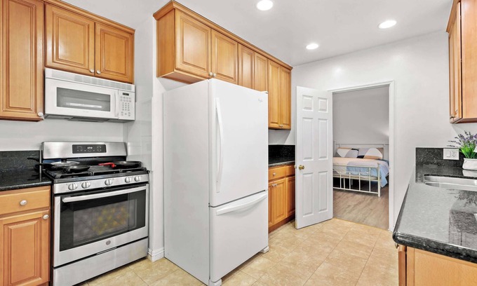 Alhambra Casa | Comfortable Home Near LA With Full Kitchen & Laundry
