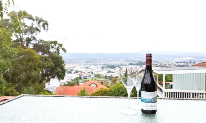 Trevallyn Apartamento | Comfortable Home With Wifi, Parking and Views