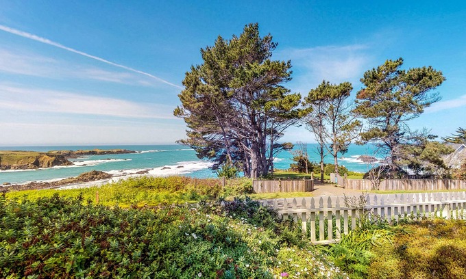 Mendocino Cabaña | Cómoda y acogedora cabaña con patio cerrado, vista al mar y cerca del océano.