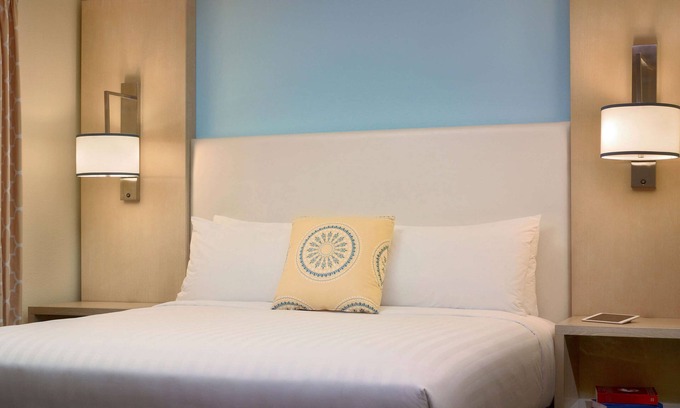 The Galleria Hotel | Comfortable King Stay! Free Parking, Close to Rienzi Mansion and Gardens!