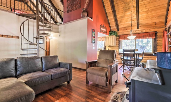 Pinetop-Lakeside Cabaña | Comfortable Lakeside Log Cabin - Hike, Swim & Ski!