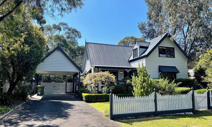 Silverleaves Casa | Comfortable large family home, pet friendly, short stroll to beach