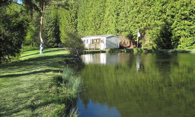 Moux-en-Morvan Casa | Cómoda casa móvil con terraza al borde de estanques de pesca; barco.