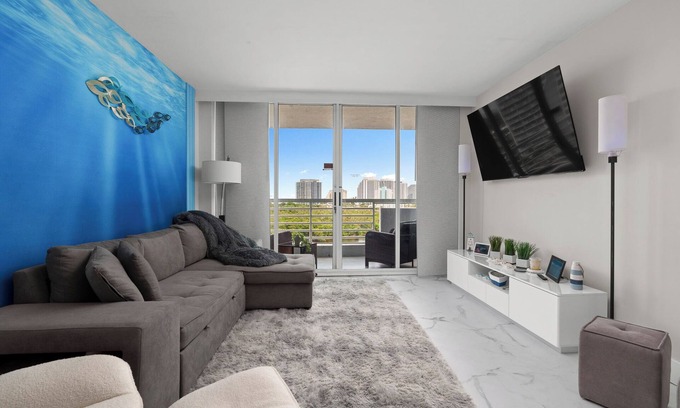 Lake Ridge Condominio | Comfortable Modern 1 BR Suite Overlooking Intercoastal, 5 min walk to beach