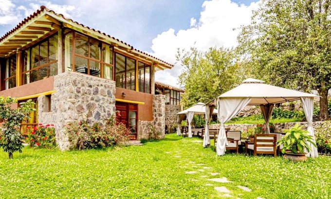 Calca Casa | Casa confortable moderna con jardín amplio, vistas impresionantes a las montaña.