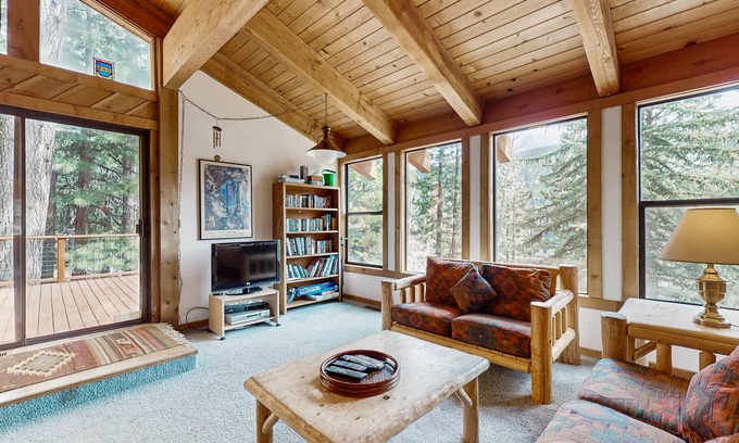 Truckee Casa | ¡Cabaña familiar cómoda y grande con vistas al lago y a la montaña!