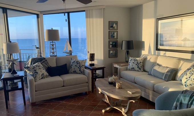 Garden City Condominio | Cómodo, Pristine, recién remodelado 3 Bed / 3 Bath Condo en el Océano