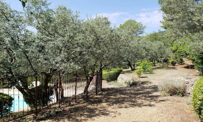 Callas Casa | Cómoda villa provenzal con excelentes vistas, piscina, jardín y más de 60 olivos.