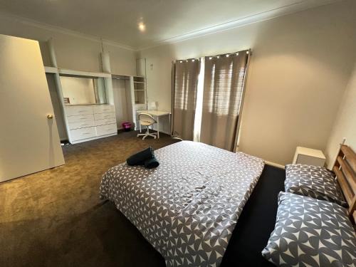 Seven Hills Casa | Comfortable Queen Room next to Shopping Centre and Station - SH3