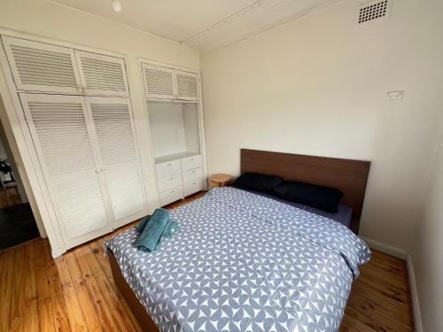Seven Hills Casa | Comfortable Queen Room close to Station and Shops - SH4