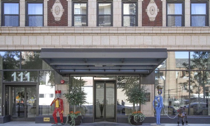Near North Side Hotel | Comfortable Queen Stay w/Earth Tone Furniture! Pet Friendly Near 360 Chicago!