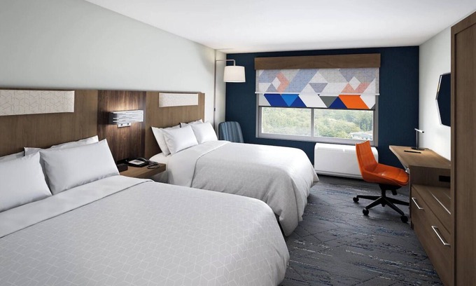 West Kissimmee Hotel | Comfortable Retreat Near Theme Parks with Free Breakfast, Pool, 4 Units