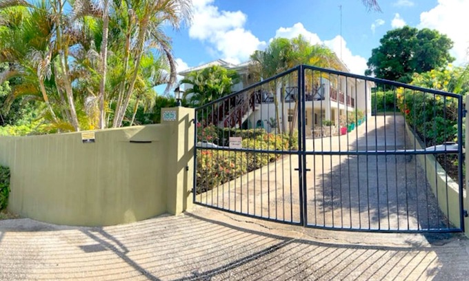 Merlin Bay Villa | Cómodo, apartamento independiente en medio de un jardín tropical con vista al mar