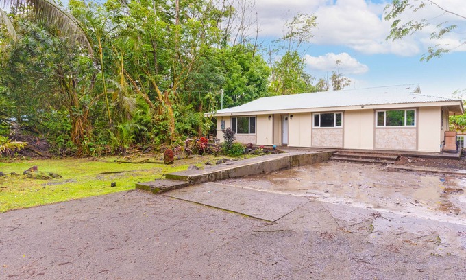 Kapoho Casa | Comfortable, single-level retreat with fast WiFi & washer/dryer - dog-friendly