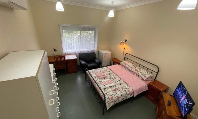 Croydon Casa | Comfortable spacey cottage, 7.5km to city centre.