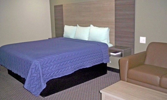 Beaumont Casa | Comfortable & Spacious Room: Mini-Fridge, Flat Panel TV & Free Breakfast