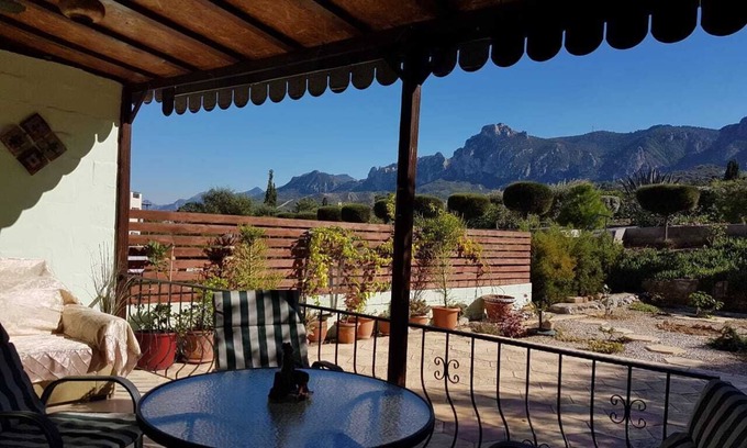 Kyrenia Apartamento | Estancia confortable a los pasos de una colina, vistas impresionantes