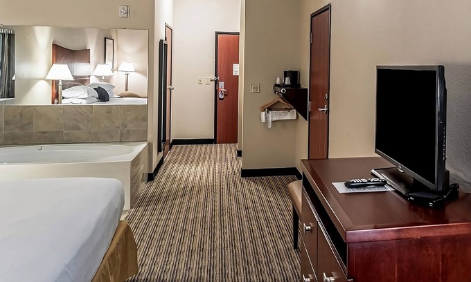 Mineral Wells Complejo | Comfortable Stay in Red Lion Inn & Suites Mineral Wells! Free Parking!