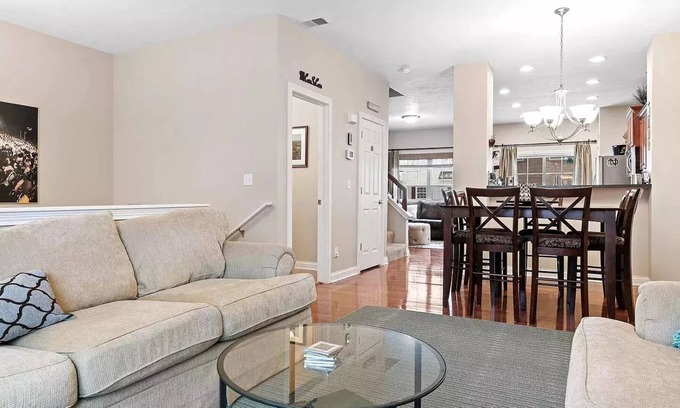 Roseland Casa | Comfortable Townhouse - Short Stroll to Notre Dame