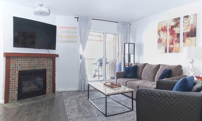 Village North Apartamento | Comfortable Townhouse in Whistler Village w Hot Tub