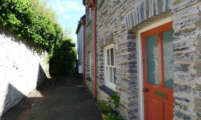 Cardigan Casa | ENCANTADORA DE LA CIUDAD MUY SECUESTA Y AMISTAD FAMILIAR EN CARDIGAN HISTORICO